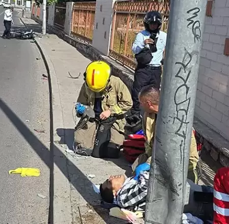 Motociclista choca con poste