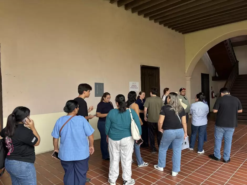 Manifestación de padres de familia en oficinas de la SEC