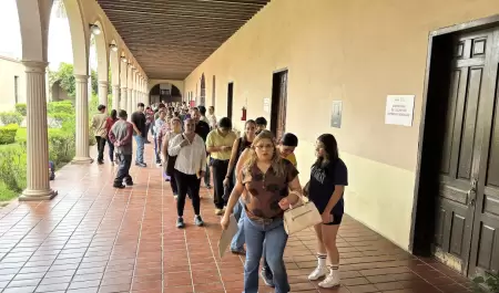 Manifestaci�n de padres de familia en oficinas de la SEC