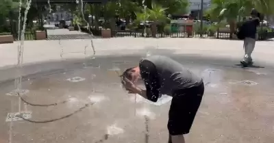 Joven se refresca en fuente del Jard�n Ju�rez