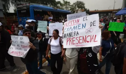 Manifestaci�n de aspirantes rechazados en el primer examen virtual de ingreso a 