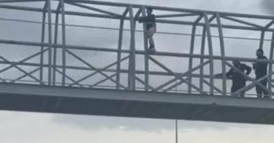 Rescatan a mujer en puente peatonal