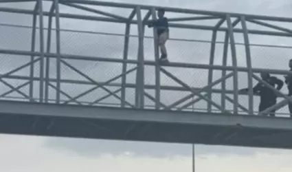 Rescatan a mujer en puente peatonal