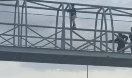 Rescatan a mujer en puente peatonal