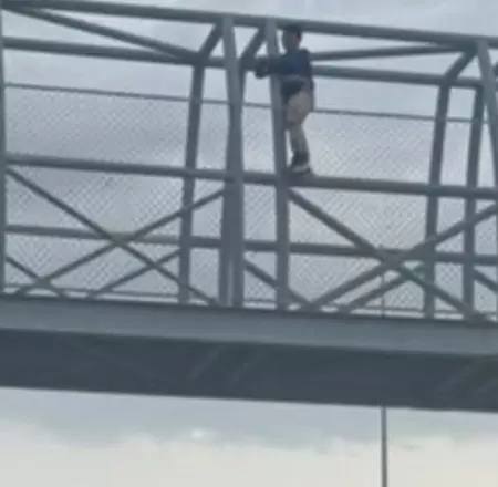 Rescatan a mujer en puente peatonal
