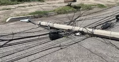 Ca�da de poste en la colonia Palo Verde