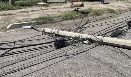 Ca�da de poste en la colonia Palo Verde