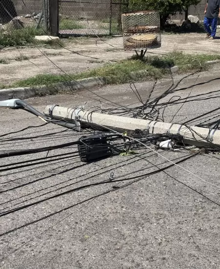 Ca�da de poste en la colonia Palo Verde