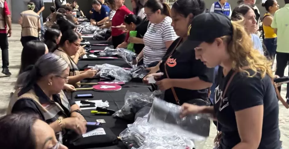 entrega de uniformes escolares