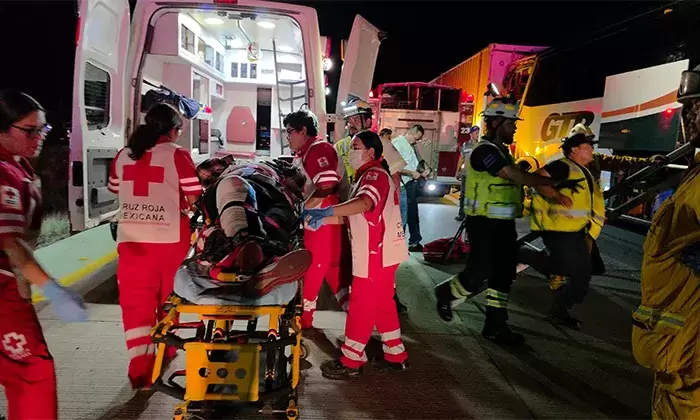 Accidente de autob�s y tractocami�n