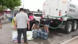 Pipas reparten agua en colonias con falta de suministro