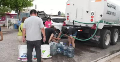 Pipas reparten agua en colonias con falta de suministro