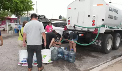 Pipas reparten agua en colonias con falta de suministro