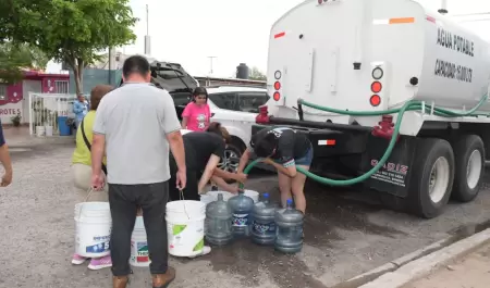 Pipas reparten agua en colonias con falta de suministro