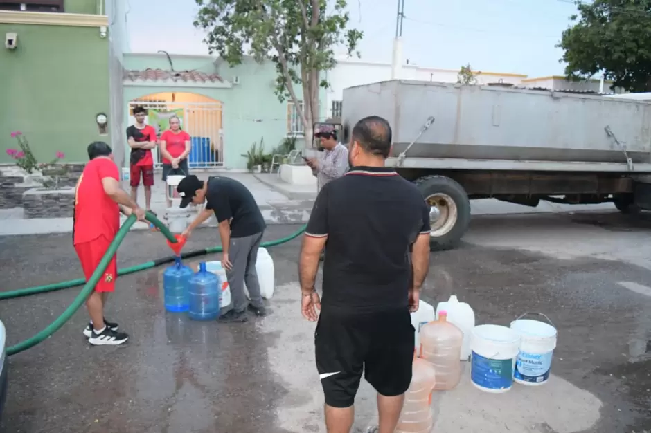 Pipas reparten agua en colonias con falta de suministro