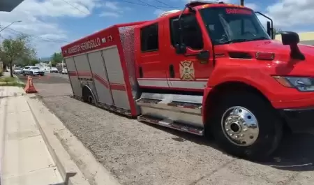 M�quina extintora de bomberos cae en socav�n