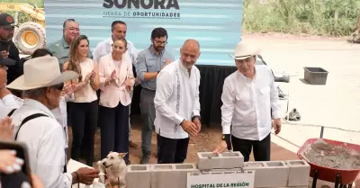 Coloca la primera piedra del nuevo Hospital de la Regi�n del R�o Sonora, en Ures