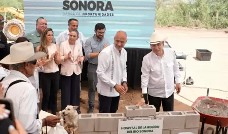 Coloca la primera piedra del nuevo Hospital de la Regi�n del R�o Sonora, en Ures