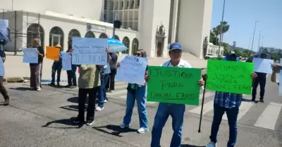 Familiares de Daniel Flores realizan bloqueo en protesta por su detenci�n