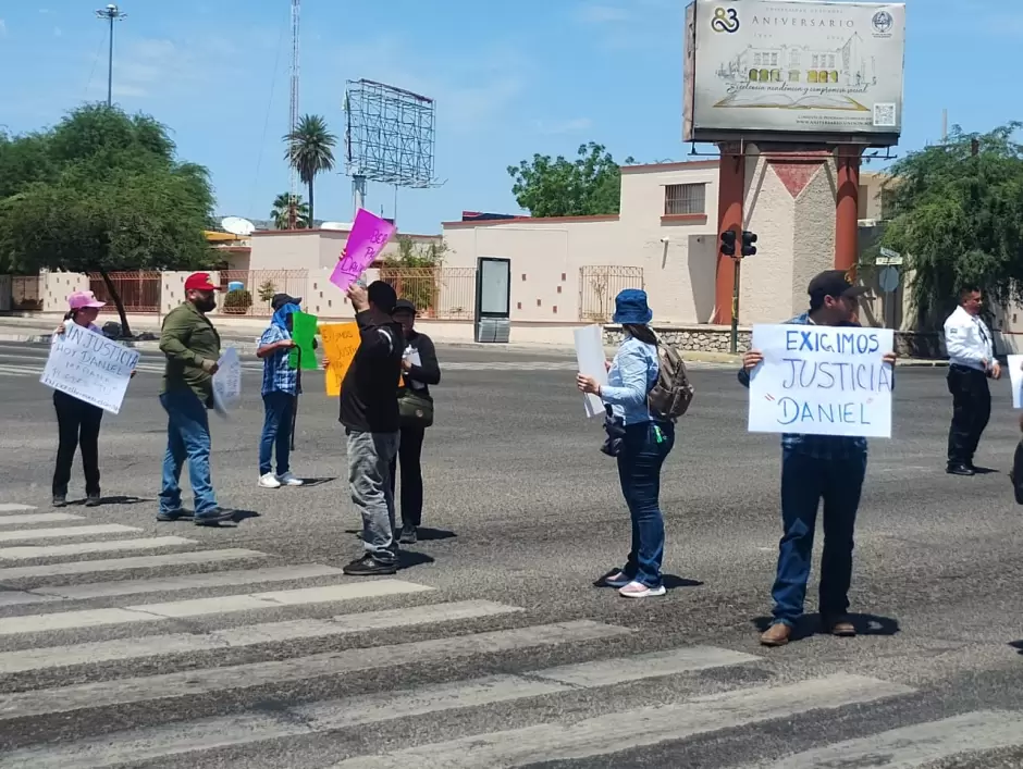 Familiares y amigos de Daniel Humberto Flores Escalante realizaron un bloqueo vial