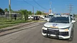 Hallan a dos hombres y una mujer sin vida dentro de una camioneta