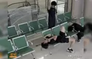 Intenta ayudar a un hombre atrapado en una banca y terminan atorados los dos
