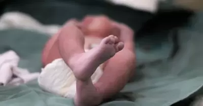 Reci�n nacido en una cama de hospital.