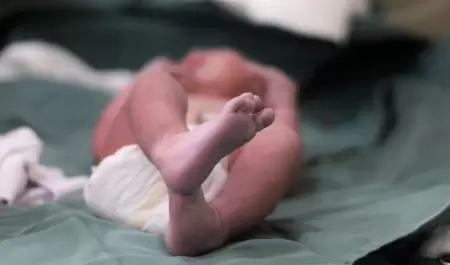Reci�n nacido en una cama de hospital.