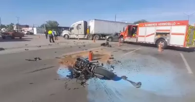 Motociclista se impacta contra auto sed�n