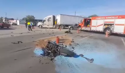 Motociclista se impacta contra auto sed�n