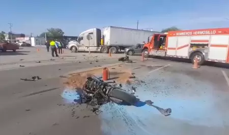Motociclista se impacta contra auto sed�n