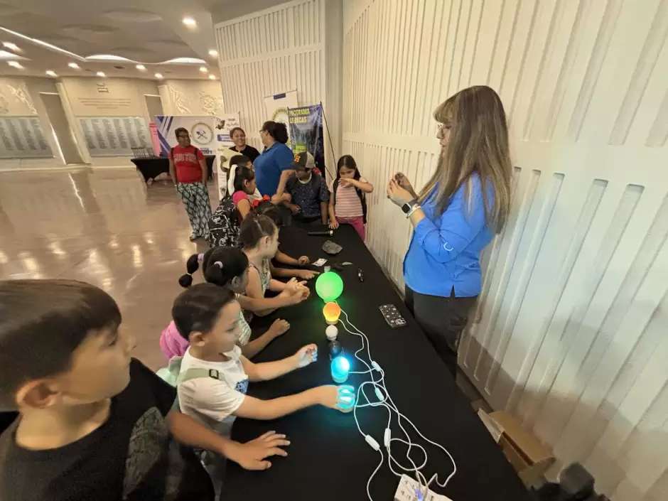Niños de La Colorada aprenden sobre minería y reciclaje