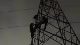 Hombre atrapado en torre de CFE