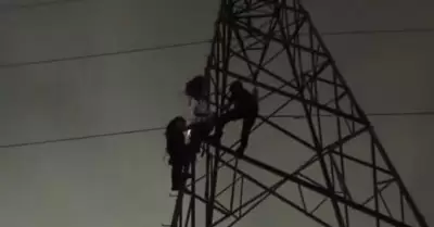 Hombre atrapado en torre de CFE