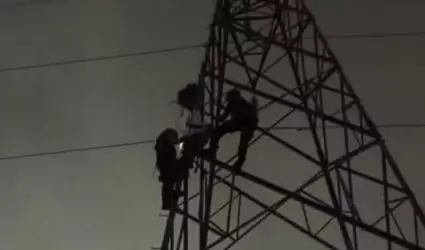 Hombre atrapado en torre de CFE