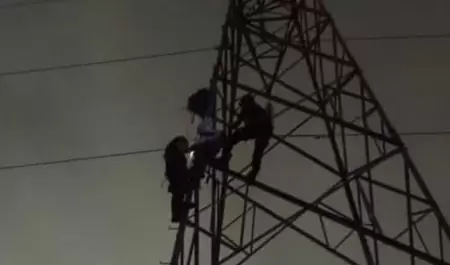 Hombre atrapado en torre de CFE