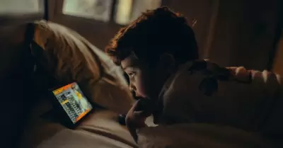 Ni�o mirando la pantalla de una tableta