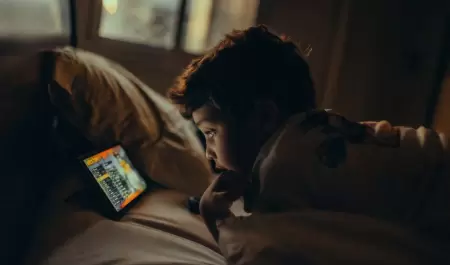 Ni�o mirando la pantalla de una tableta