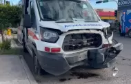 Choque entre ambulancia y auto sed�n deja dos lesionados