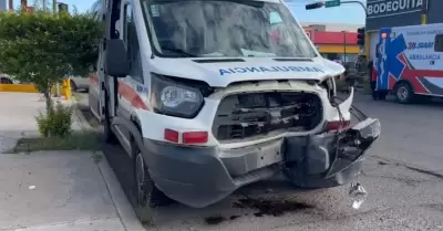Choque entre ambulancia y auto sed�n