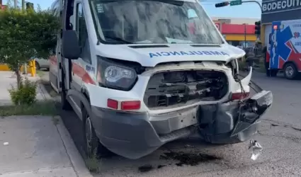 Choque entre ambulancia y auto sed�n