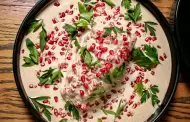 As� preparan chiles en nogada a gran escala en una cocina de hotel