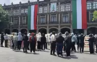 Normalistas incendian colchones y causan destrozos en Palacio de Gobierno