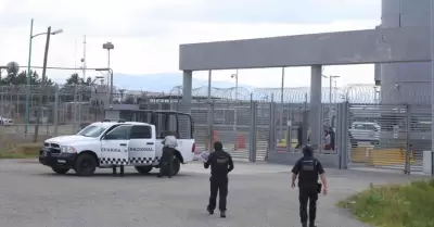 Parte del convoy que traslada a Ernesto Ruffo