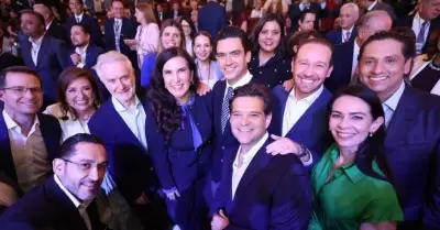 Asistentes al informe de Adri�n de la Garza