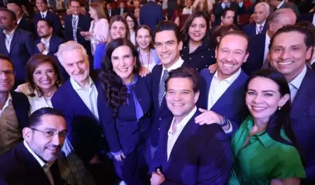Asistentes al informe de Adri�n de la Garza