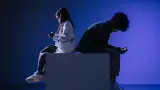 Ni�os usando smartphones