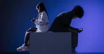 Ni�os usando smartphones