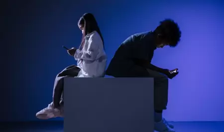 Ni�os usando smartphones