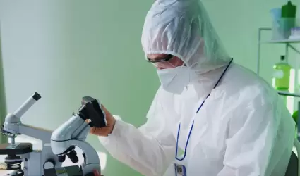 Muestras bajo un microscopio en un laboratorio.